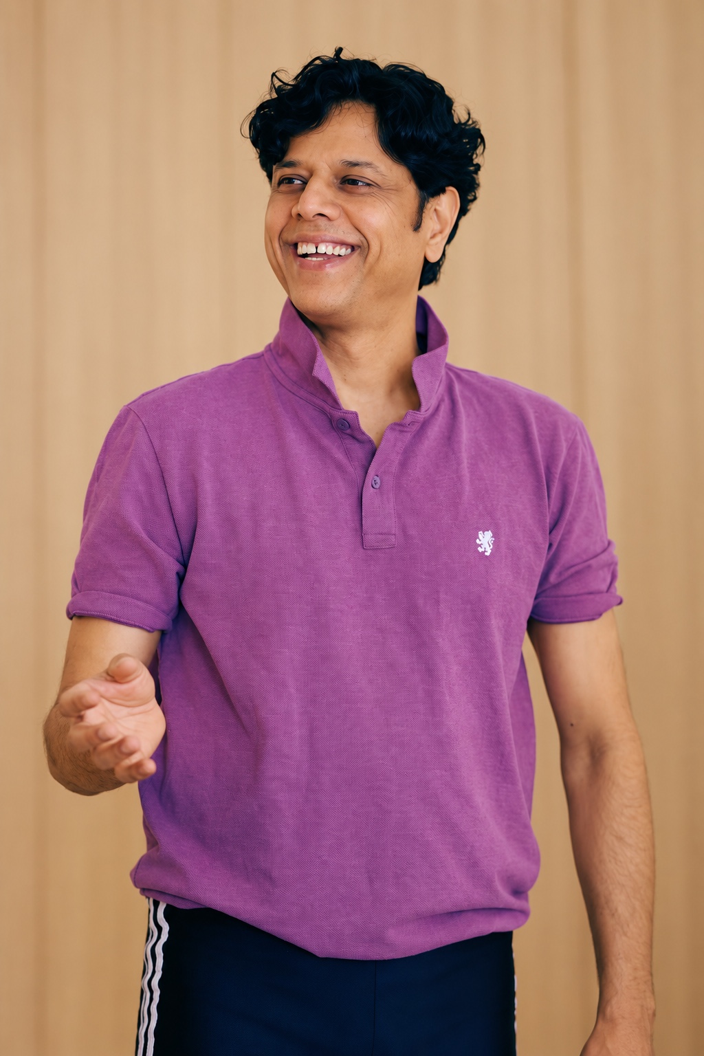 Pankaj Sharma lächelt während des Yogaunterrichts